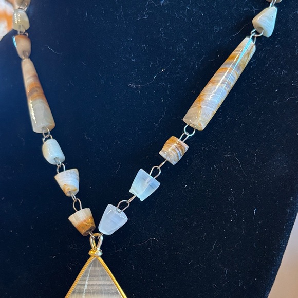 Elegant Agate Pendant Necklace - Picture 4 of 8